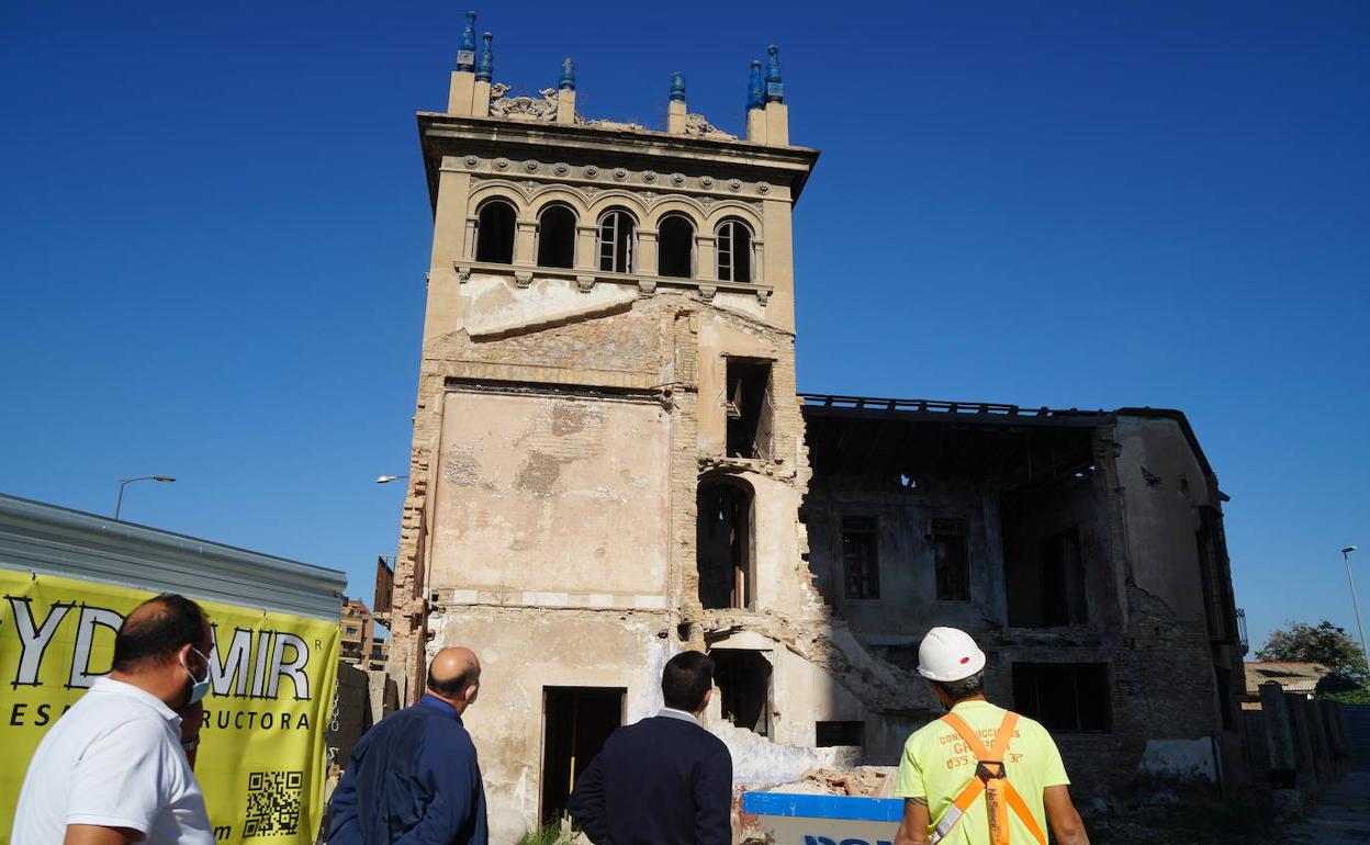 El alcalde, Rafa García, visita el edificio. 