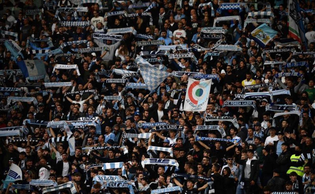 Hinchas del Lazio en el Olímpico de Roma. 