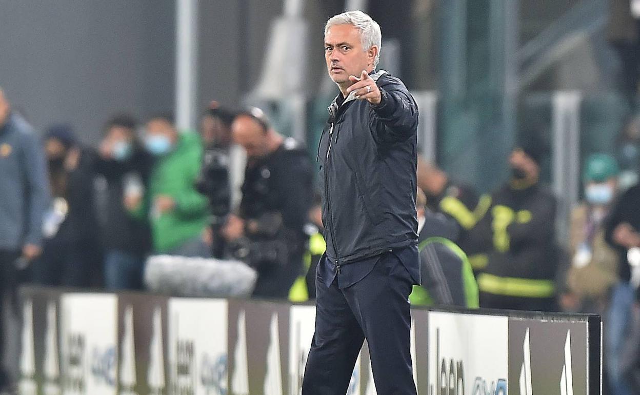 Mourinho dirigiendo a la Roma