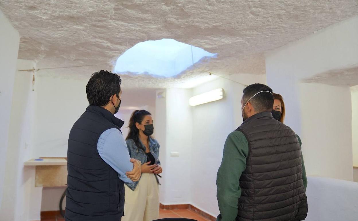 El alcalde, Juan Antonio Sagredo y la concejala, Isabel Segura, visitan el centro. 