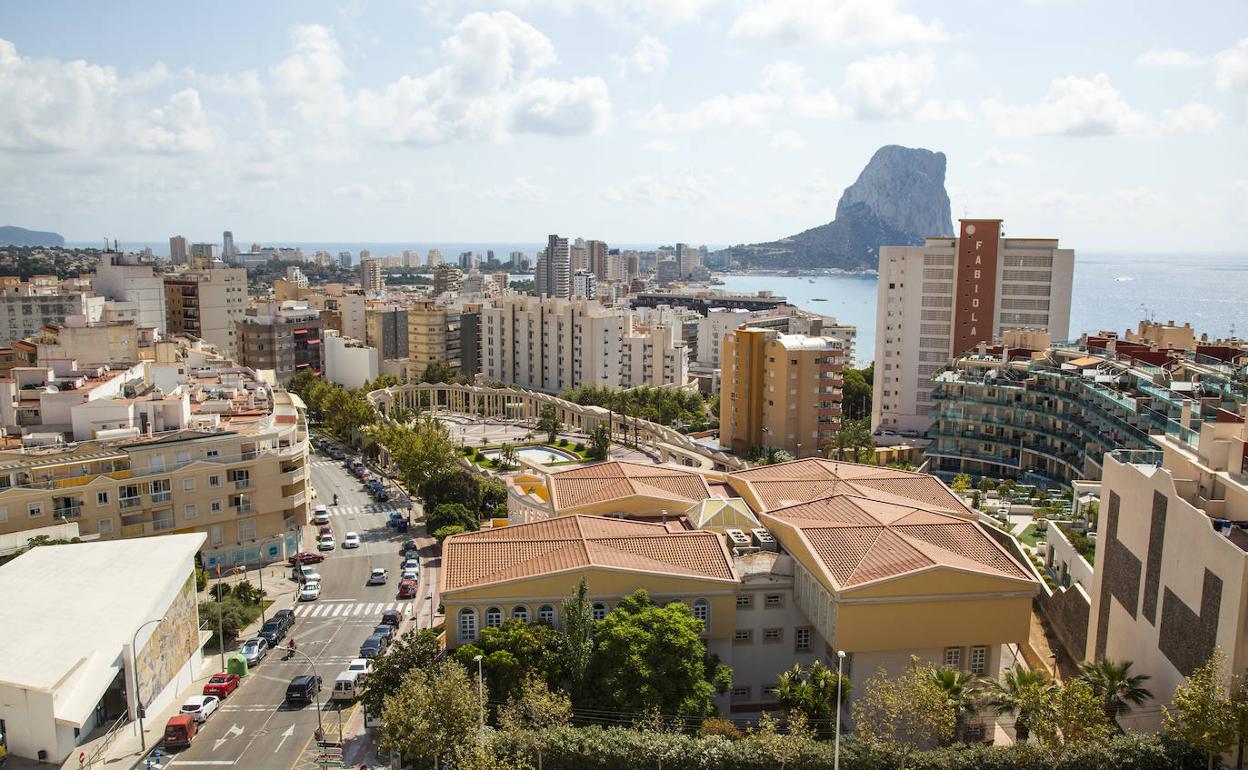 Vista de Calp y la plaza Mayor, en el peñón al fondo. 