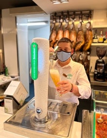 Imagen secundaria 2 - Arriba, Tino Fernández tirando una cerveza en el Concurso Provincial de Tiraje de Cerveza organizado por Amstel Oro en 2015, donde quedó primero. Abajo a la izquierda, una de las cervezas que se ofrecen en Ruzanuvol, la Lambrate. Abajo a la derecha, un hombre tira una cerveza en el bar Rausell.