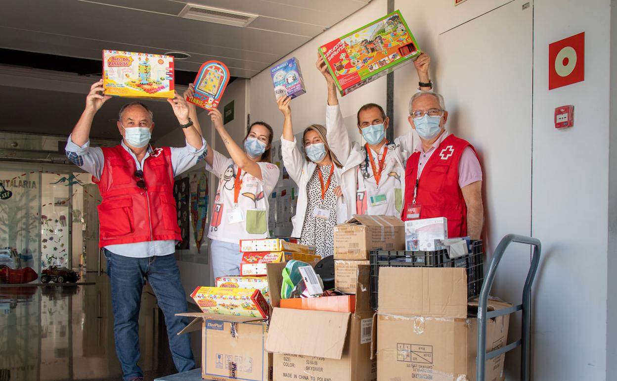 De la Morena y Zabalza con los responsables de Pediatría del hospital de Dénia. 