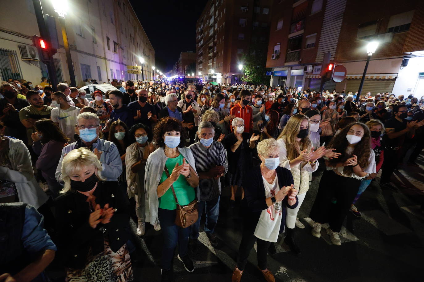 Miles de vecinos de la Malvarrosa se concentran para exigir al Consistorio actuaciones en el barrio contra la droga.