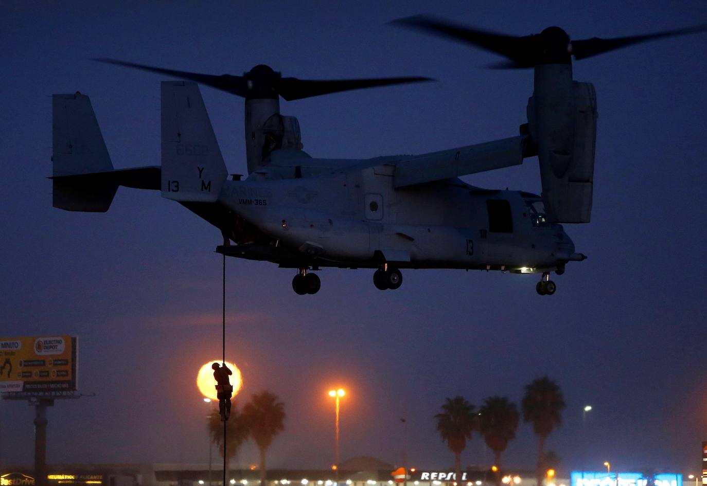 Miembros del MOE (Mando de Operaciones Especiales) practican descenso con el método Fast Rope (cuerda rápida) desde una aeronave Boeing V-22 'Osprey' con capacidad V/STOL (capacidad de despegue y aterrizaje vertical en pequeños espacios) de los Marines americanos. 