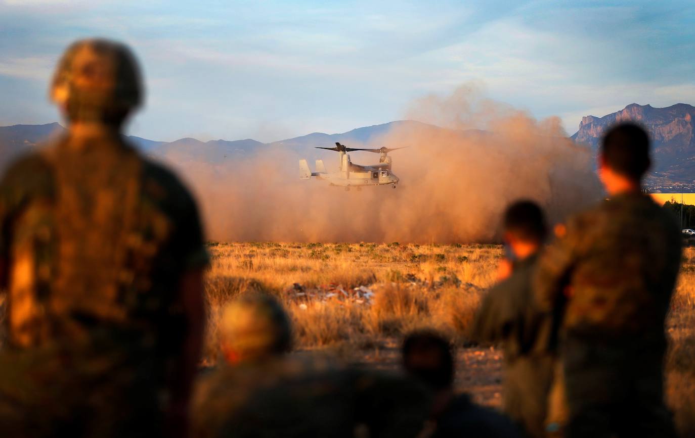 Miembros del MOE (Mando de Operaciones Especiales) practican descenso con el método Fast Rope (cuerda rápida) desde una aeronave Boeing V-22 'Osprey' con capacidad V/STOL (capacidad de despegue y aterrizaje vertical en pequeños espacios) de los Marines americanos. 