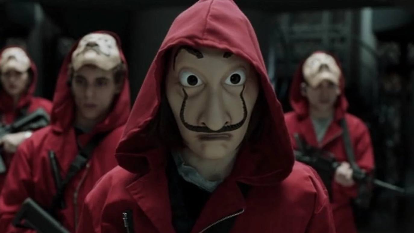 1. 'La casa de papel'. Ocupa el primer puesto entre las series más vistas por los españoles en plataformas. La ficción, que se puede ver en Netflix, trata sobre una banda organizada de ladrones que se prepara por 'El Profesor' para cometer robos organizados. 