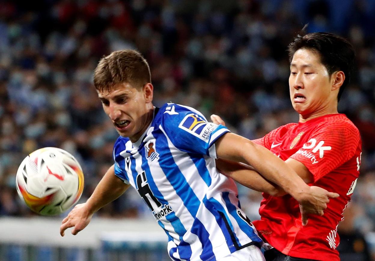 Aihen Muñoz protege el balón ante la presión de Kang In en el último partido liguero del Mallorca. EFE