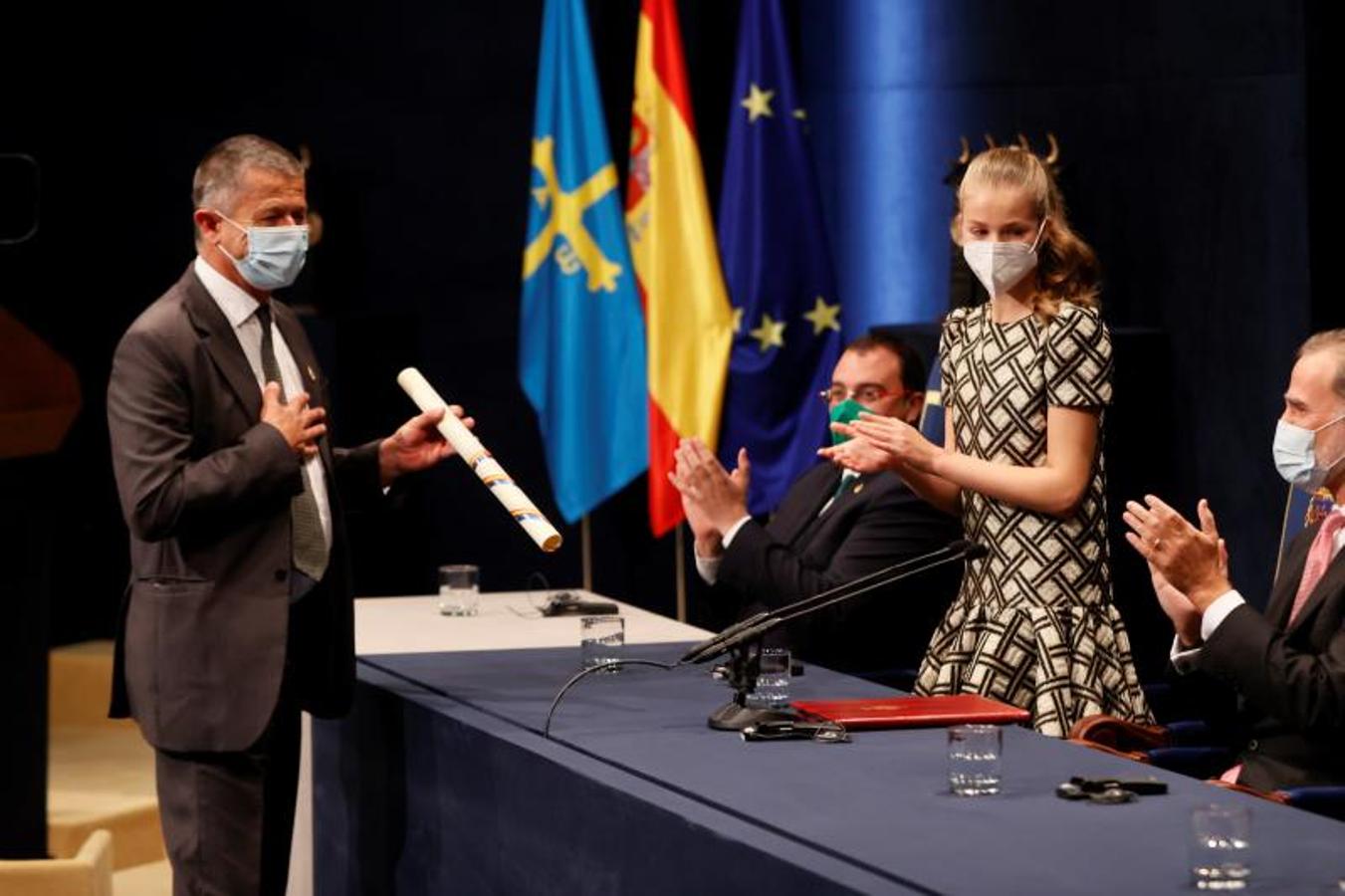 El escritor francés Emmanuel Carrère recibe el diploma de manos de la Princesa de Asturias. 