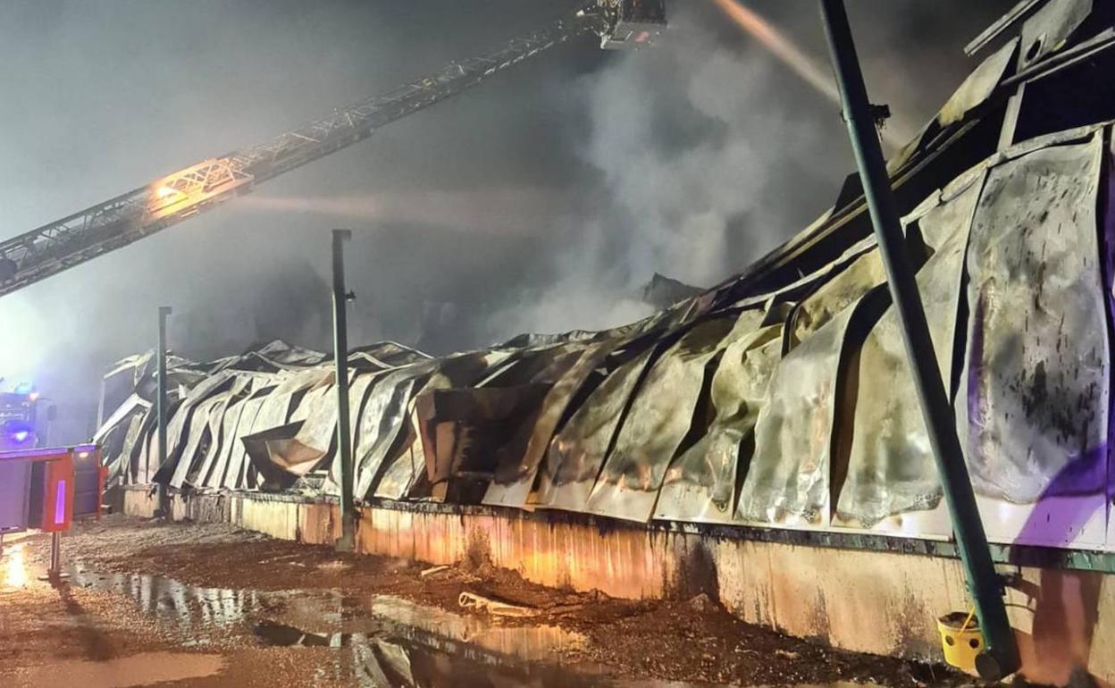 Los bomberos continuaron trabajando durante la noche para enfriar la nave. 