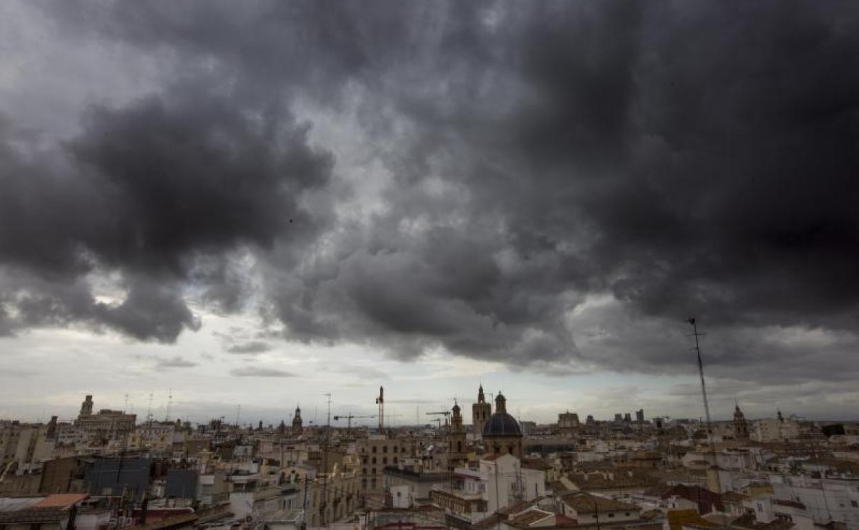 El cielo estaba el viernes con este aspecto en Valencia.