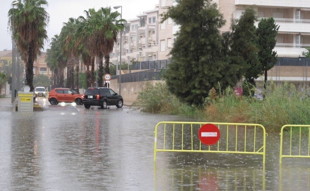 Un tramo cortado al tráfico en Dénia. 