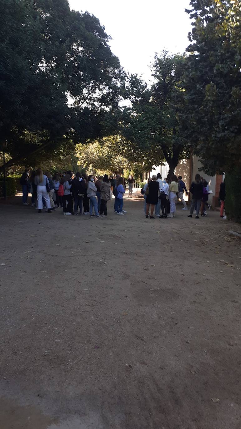 La escritora valenciana desata la locura con colas que salen del céntrico parque