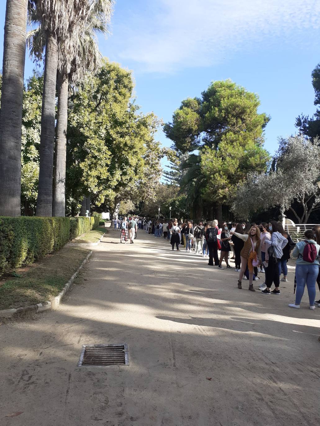 La escritora valenciana desata la locura con colas que salen del céntrico parque