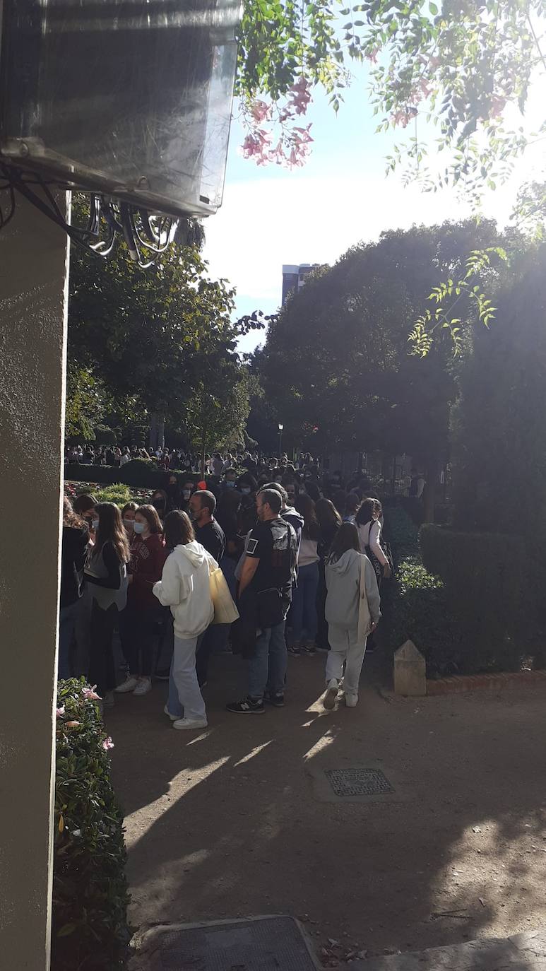 La escritora valenciana desata la locura con colas que salen del céntrico parque