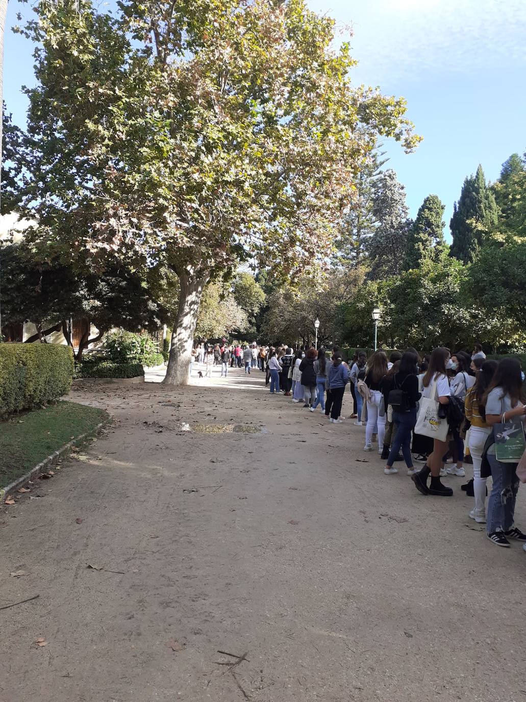 La escritora valenciana desata la locura con colas que salen del céntrico parque