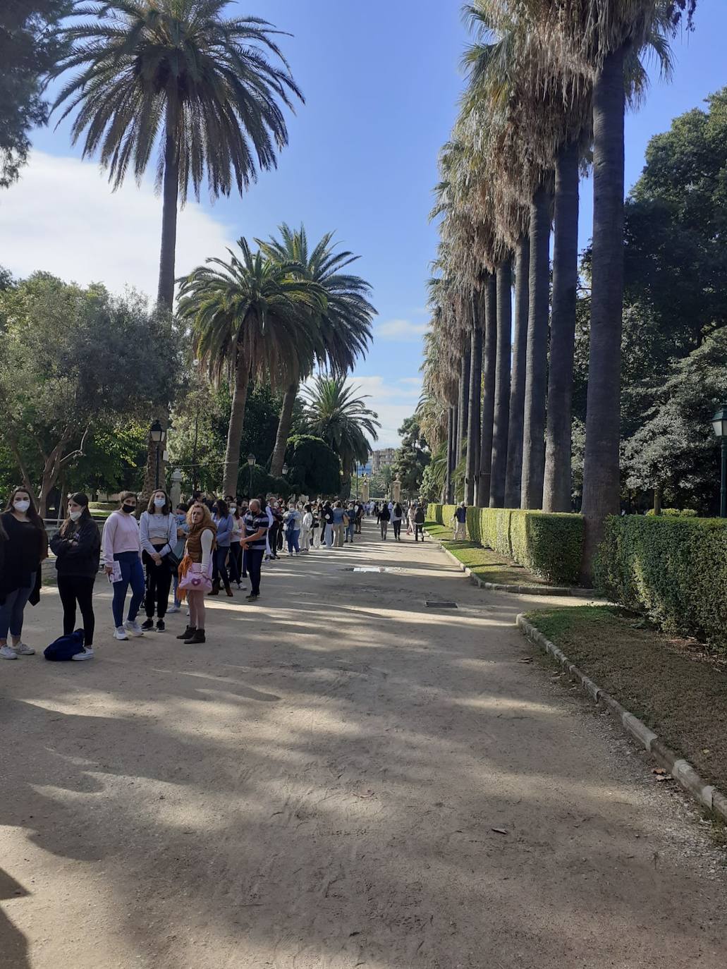 La escritora valenciana desata la locura con colas que salen del céntrico parque