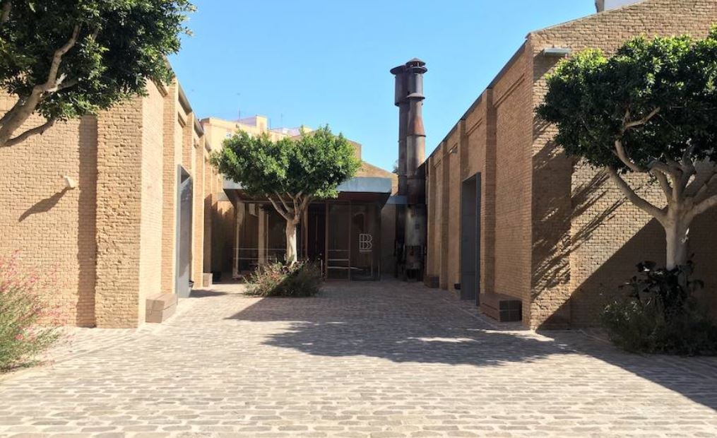 Imagen. Visita guiada a Bombas Gens: un recorrido por la fábrica, el bunker, el jardín y su bodega medieval