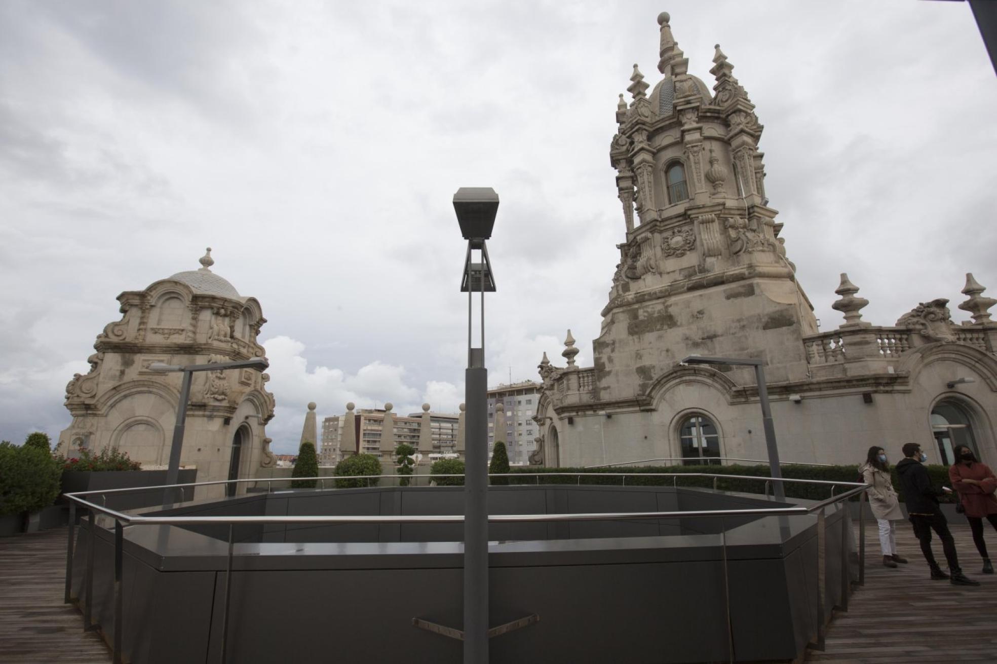 En la azotea. Vista de la zona superior del edificio: en los días soleados (ayer no era el caso), se ve el mar.