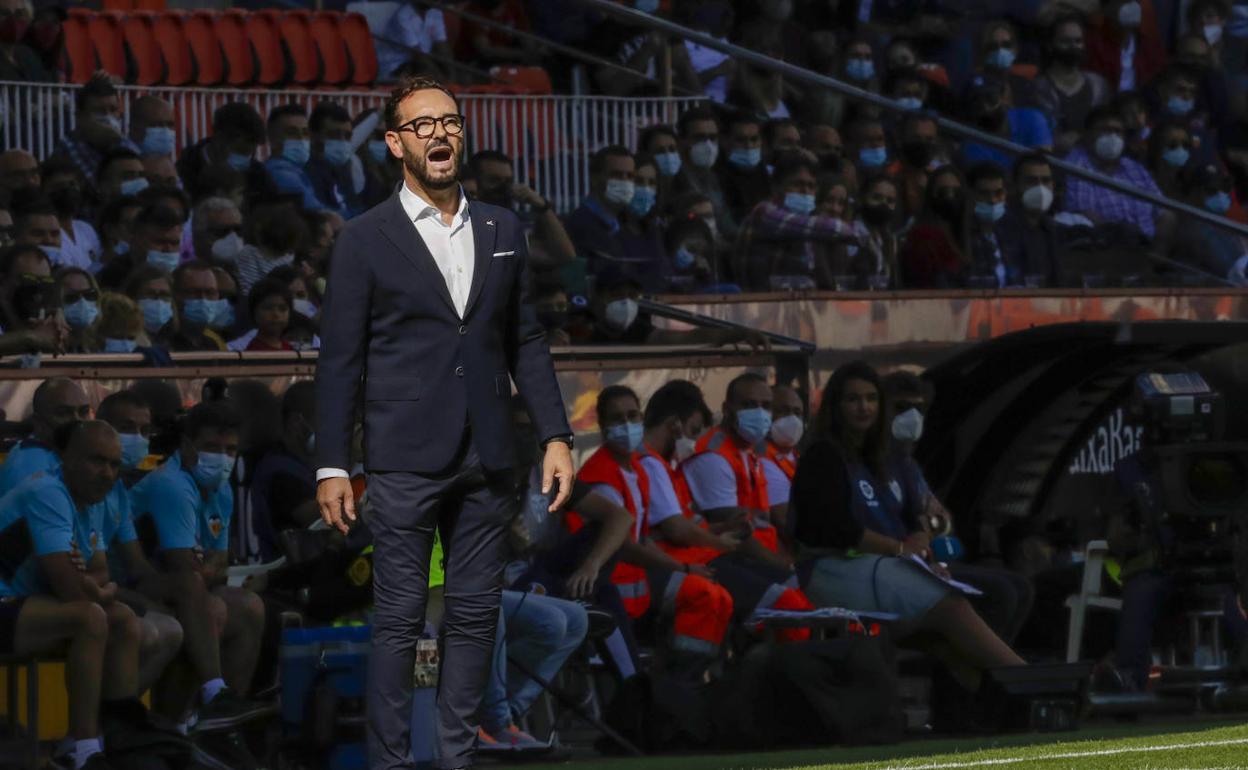 José Bordalás da indicaciones a sus jugadores ayer en Mestalla.