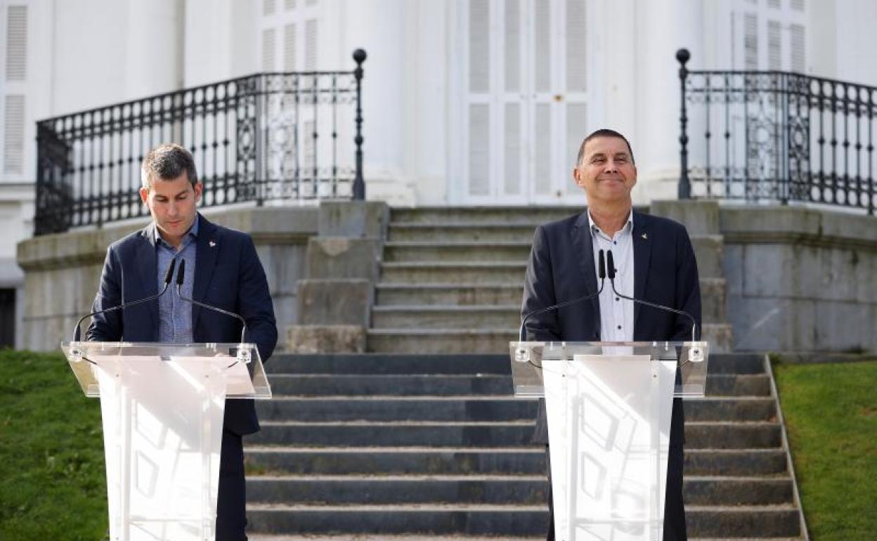 Otegi compareció con el líder de Sortu, Arkaitz Rodríguez, para recordar los diez años del fin de la violencia de ETA. 