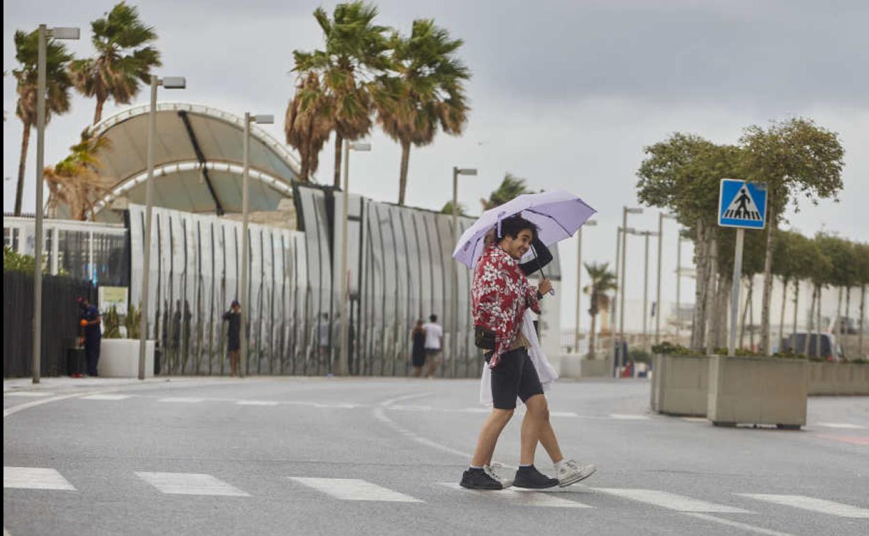 Dos jóvenes pasean por la Marina de Valencia.