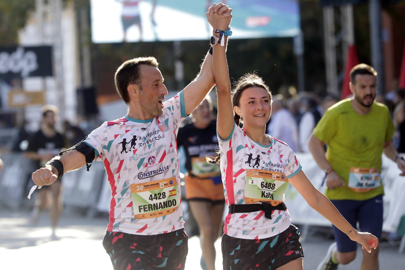 Fotos: Así ha sido la llegada de los héroes a la meta del Medio Maratón de Valencia 2021