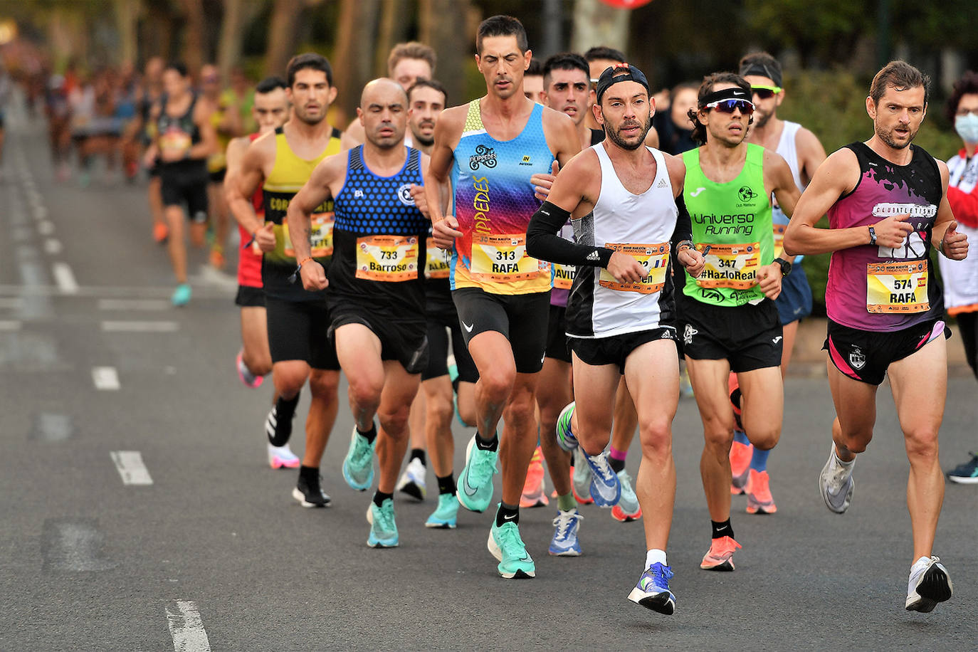 Miles de corredores recorren los poco más de 21 kilómetros por una ciudad volcada.