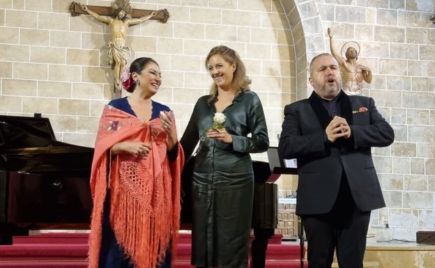 Imagen principal - Montserrat Martí, Teresa Albero y Luis Santana y varios momentos del recital de ópera y zarzuela. 