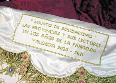 Imagen secundaria 1 - La firma del documento de entrega; la inscripción interior y detalle de las flores bordadas. 