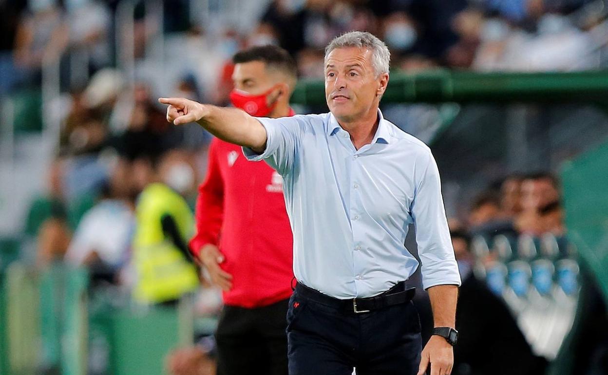 Fran Escribá, entrenador del Elche, durante el partido de este sábado en el Martínez Valero. 