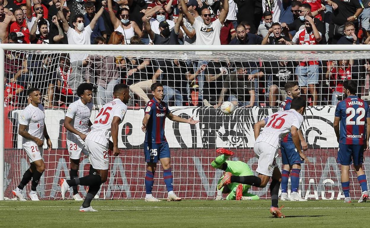 Los futbolistas del Levante se lamentan tras encajar uno de los goles del Sevilla