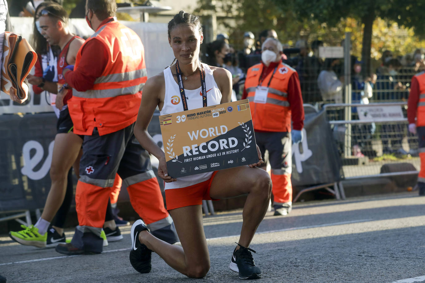 La etíope Gidey vuela por el circuito valenciano y la ciudad se sitúa de nuevo en el escaparate internacional del deporte popular.