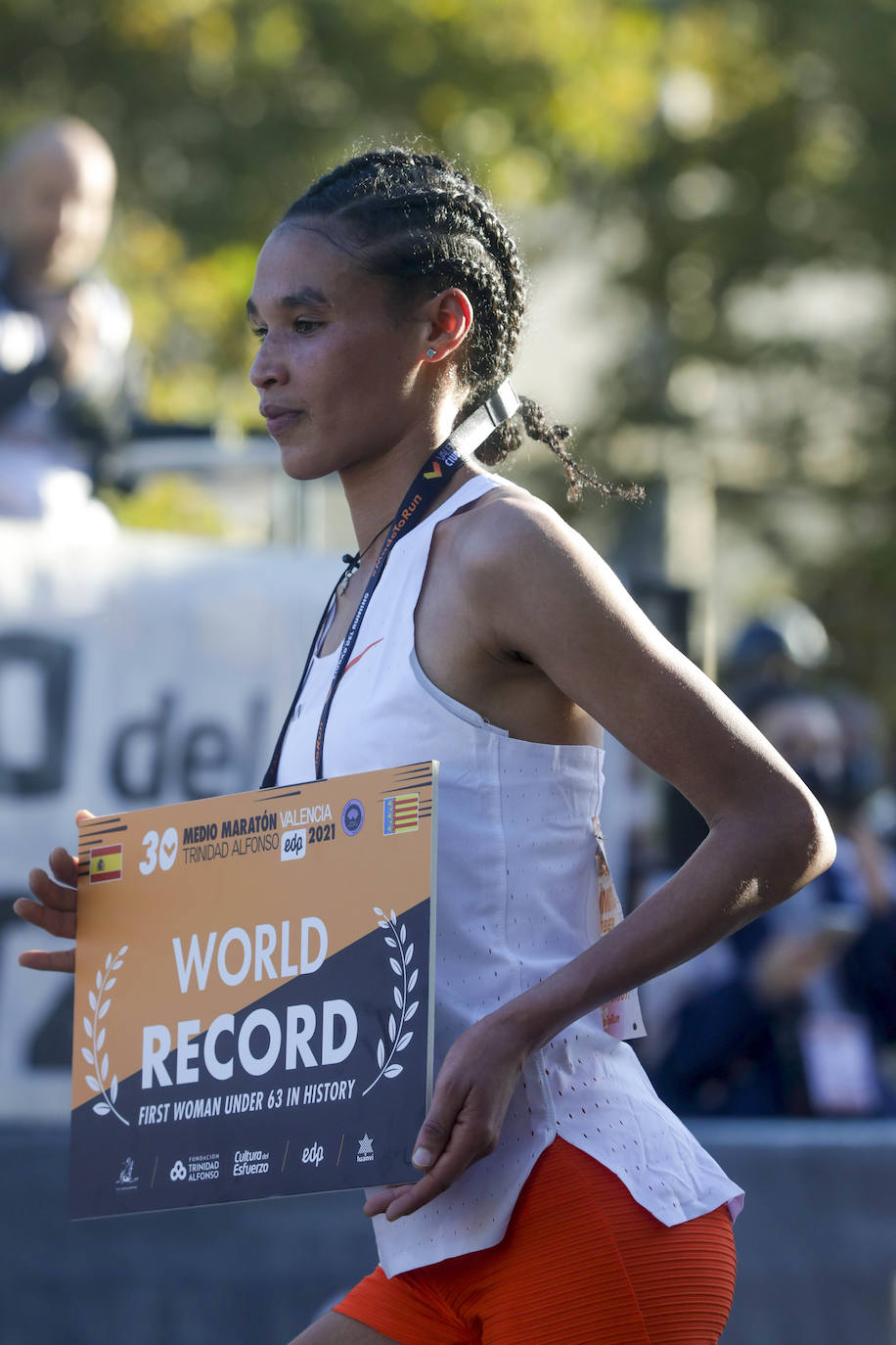 La etíope Gidey vuela por el circuito valenciano y la ciudad se sitúa de nuevo en el escaparate internacional del deporte popular.