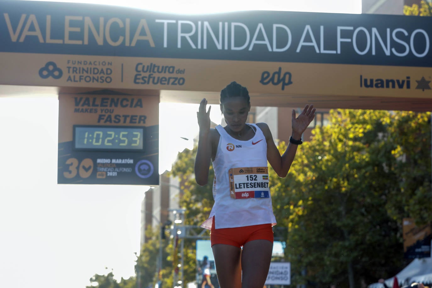 La etíope Gidey vuela por el circuito valenciano y la ciudad se sitúa de nuevo en el escaparate internacional del deporte popular.