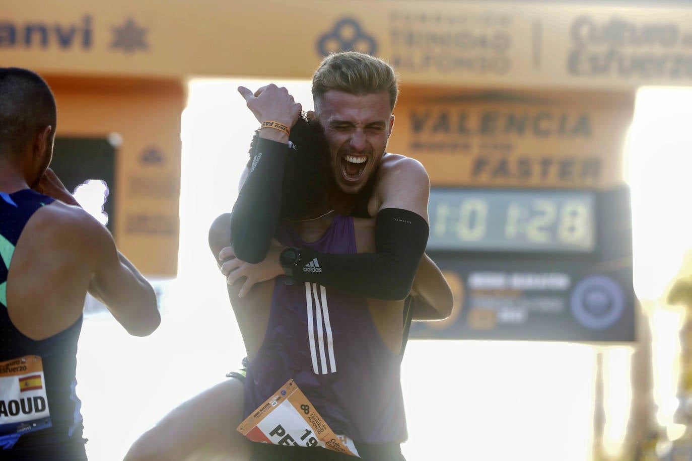 La etíope Gidey vuela por el circuito valenciano y la ciudad se sitúa de nuevo en el escaparate internacional del deporte popular.