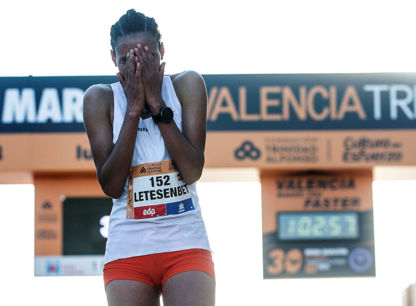 La etíope Gidey vuela por el circuito valenciano y la ciudad se sitúa de nuevo en el escaparate internacional del deporte popular.