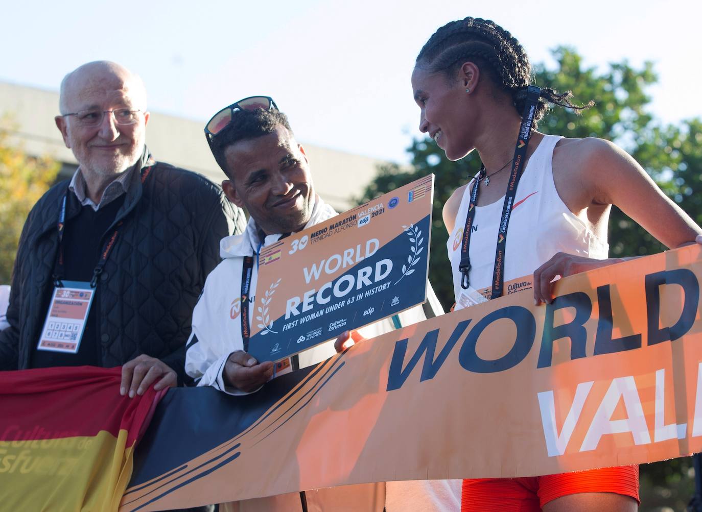 La etíope Gidey vuela por el circuito valenciano y la ciudad se sitúa de nuevo en el escaparate internacional del deporte popular.