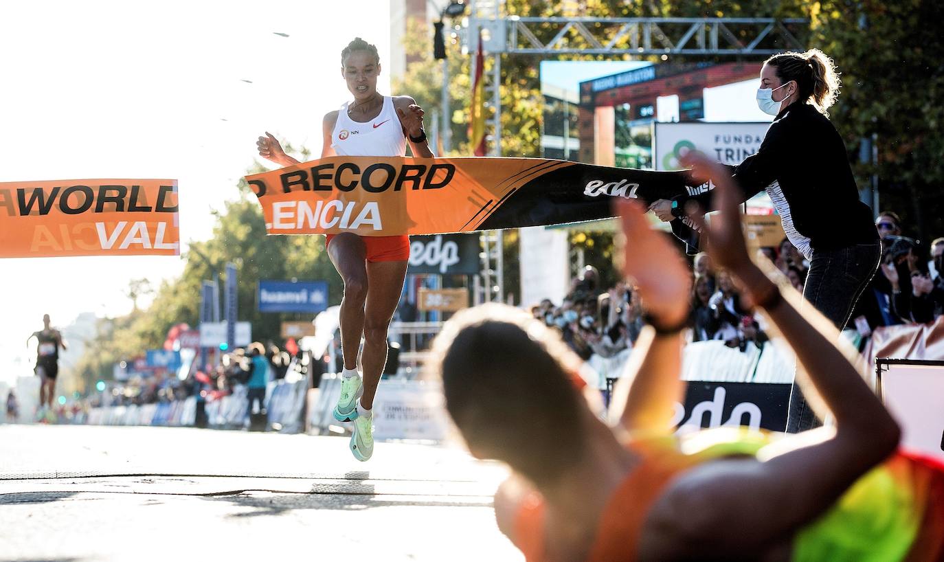 La etíope Gidey vuela por el circuito valenciano y la ciudad se sitúa de nuevo en el escaparate internacional del deporte popular.