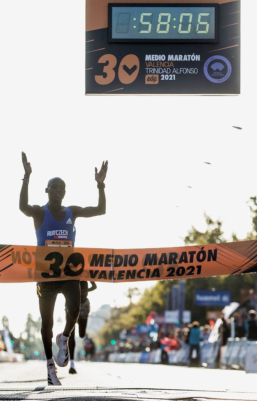 La etíope Gidey vuela por el circuito valenciano y la ciudad se sitúa de nuevo en el escaparate internacional del deporte popular.