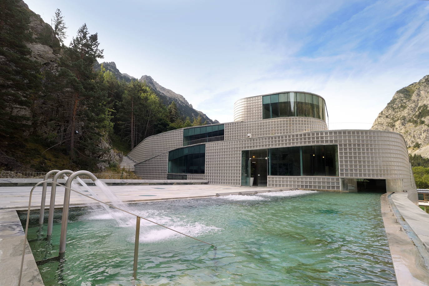 2. Balneario de Panticosa, Huesca -Puntuación (8.2/10)- | En pleno pirineo de Huesca y rodeado de imponentes cumbres de más de 3.000 metros, se encuentra el balneario de Panticosa, uno de los centros termales más antiguos de Europa. Además, es uno de los más famosos de toda España, visitado año trsa año por miles de turistas en busca de paz y tranquilidad. Más de 8.000 metros cuadrados con piscinas para todos los gustos, hidromasajes, cabinas de tratamientos e incluso una playa de arena natural desde donde contemplar las magníficas vistas del valle de Tena. 