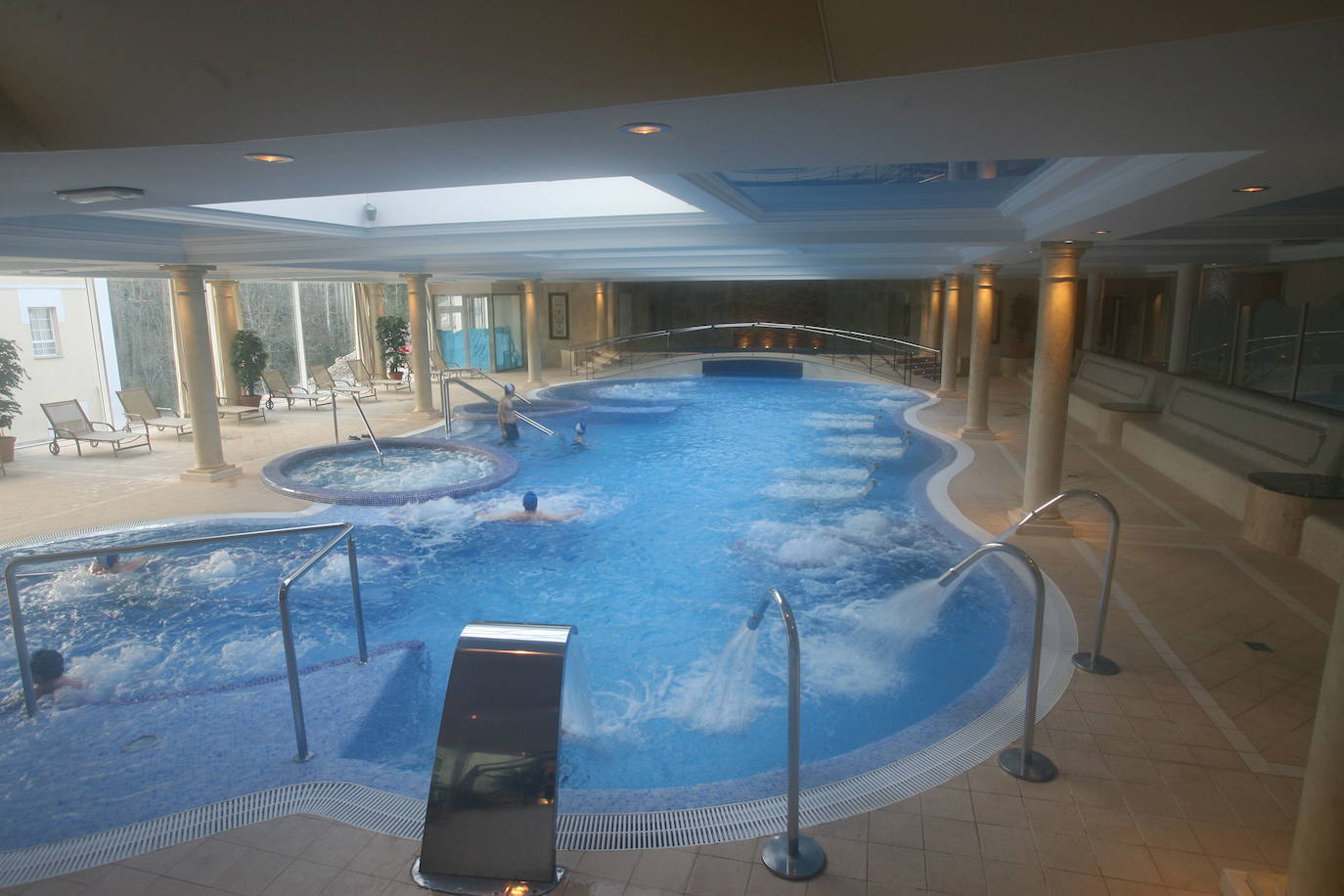 3. Balneario de Puente Viesgo, Cantabria -Puntuación (7.6/10)- | A escasos 28 kilómetros de Santander, en la pequeña localidad de Puente Viesgo, está el tercer balneario de la lista de Holidu. Un complejo termal "que proporciona desde alojamiento, pasando por la mejor gastronomía y por la mejor experiencia con baños relajantes y tratamientos de lo más inverosímiles", destacan desde el portal. Ofrecen, entre otros, fangoterapia, rituales de relax y belleza, tratamientos faciales o un ritual ártico inspirado en los increíbles paisajes de hielo y nieve.