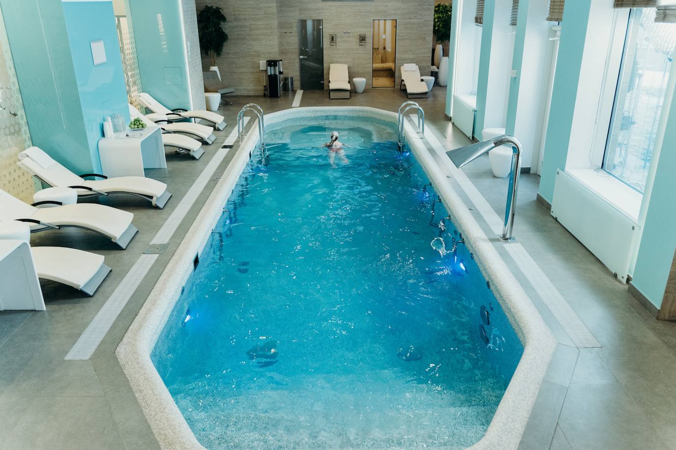 9. Castilla Termal Balneario de Olmedo, Valladolid -Puntuación (6.9/10)- | Contaba la leyenda que bajo el antiguo Convento de Santi Spiritus existían aguas termales con poderes curativos. Lo que antaño era una leyenda, ocho siglos más tarde se ha convertido en un gran complejo termal que hará las delicias de aquellos que buscan días de relax en plena llanura castellana. "Allí se pueden encontrar piscinas termales tanto interiores como exteriores, jacuzzis, camas de masaje con burbujas, cañones de agua y todo tipo de zonas de reposo. Además, también se puede disfrutar de un patio mudéjar donde se encuentra el circuito de contrastes, un lugar único donde poder disfrutar de un circuito termal ambientado en el arte mudéjar castellano", destacan en Holidu.