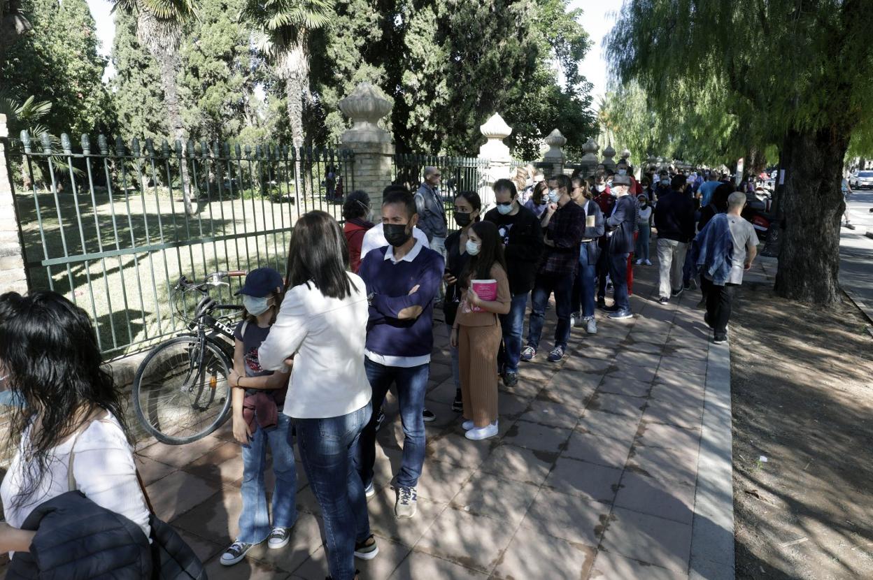 Colas de asistentes a la Fira derivadas de la limitación de aforo por la pandemia. Irene Marsilla