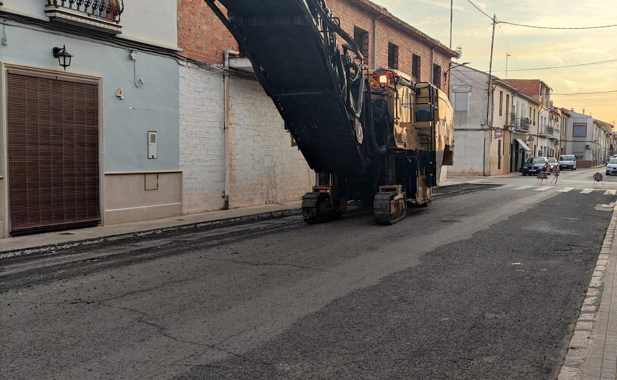 Trabajos en una calle de Alcàntera de Xúquer. 