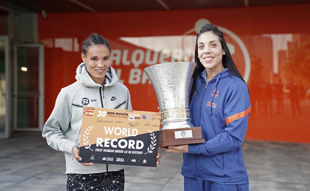 Encuentro entre Cristina Ouviña y Letesenbet Gidey en L'Alqueria del Basket 