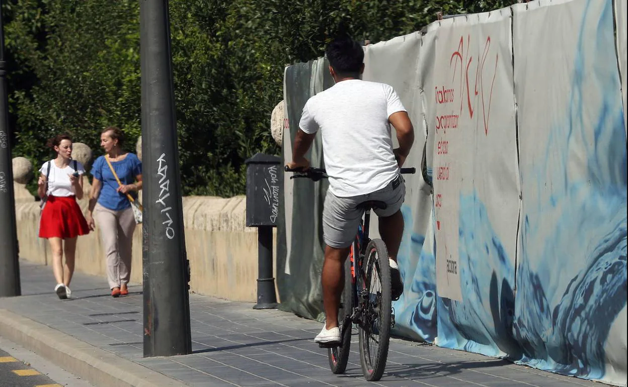 pescado Estrecho Asco Multas de la DGT a bicis y patinetes | La DGT lanza una campaña de multas  de 200 euros a bicis y patinetes en Valencia | Las Provincias