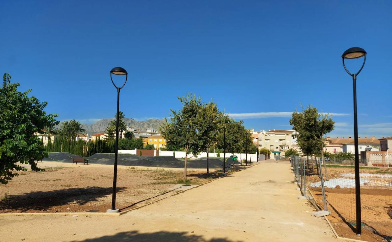 Varias de las farolas instaladas en el parque Tossals de Ondara. 