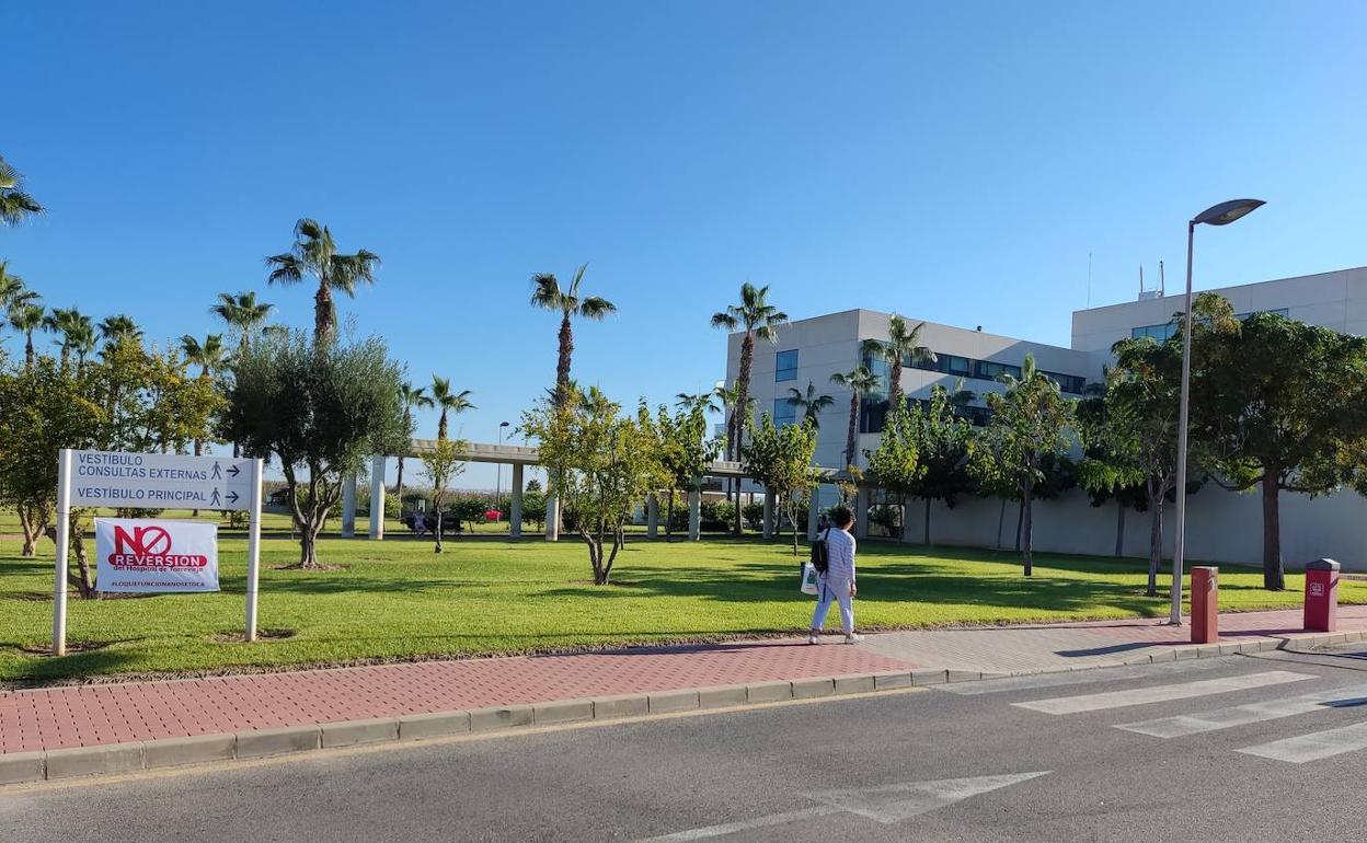 Los médicos del hospital de Torrevieja ven nuevas condiciones de la conselleria. 