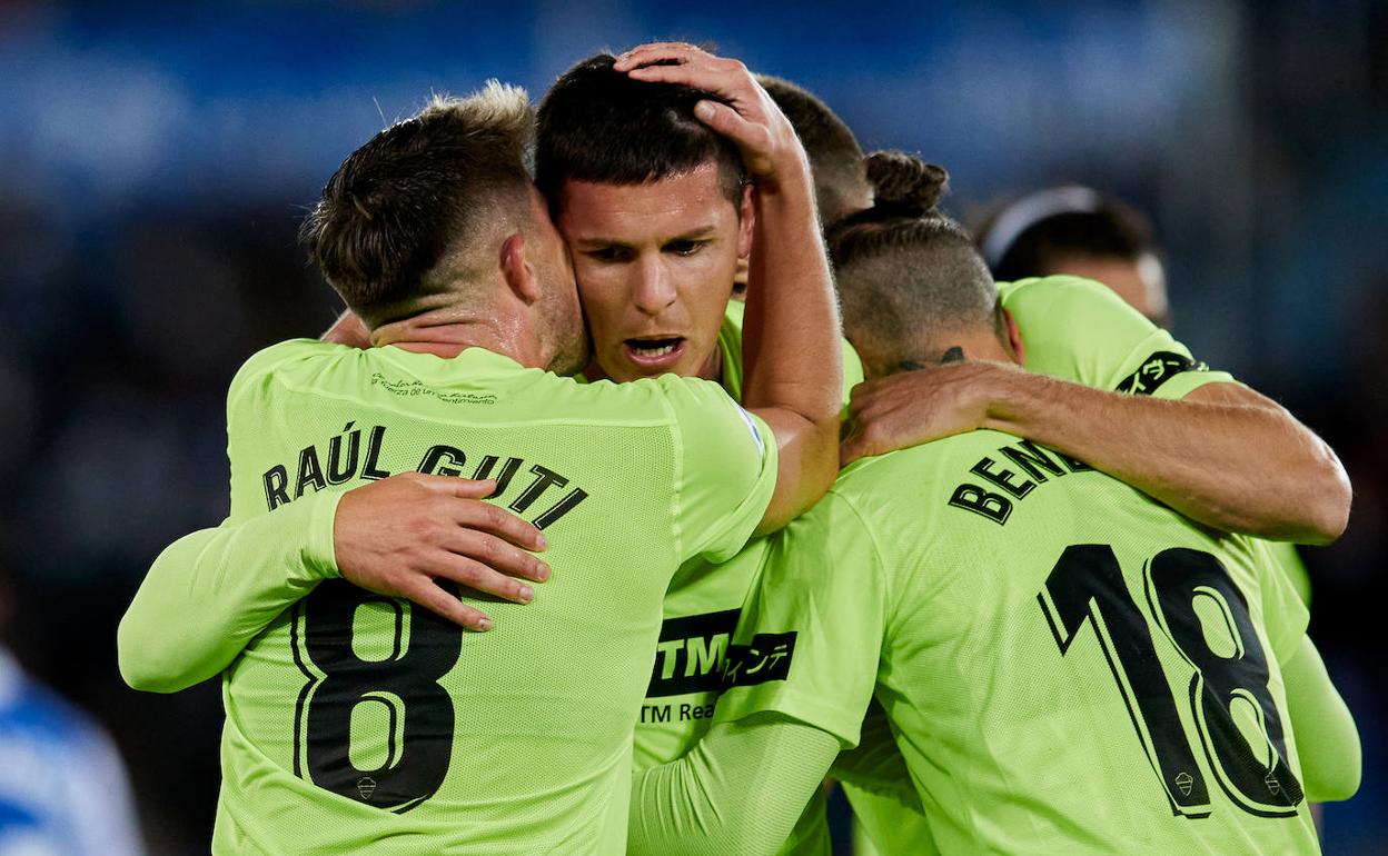 Los jugadores del Elche abrazan a Guido Carrillo antes de saber que su gol sería anulado por fuera de juego. 